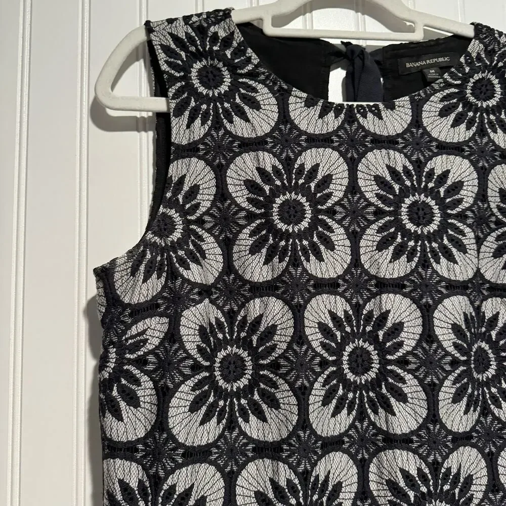 Banana Republic Navy Blue Lace Floral Sleeveless Top Size Medium